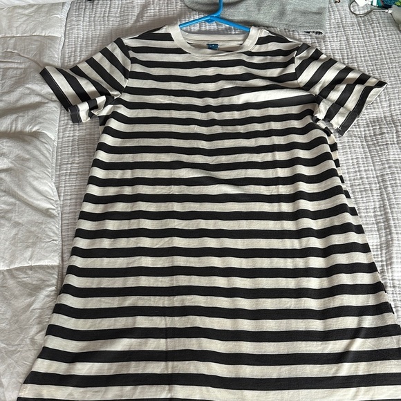 Old Navy Dresses & Skirts - Old Navy Grey and White Striped T-shirt Dress